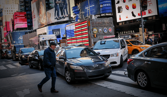 La gobernadora de Nueva York, Kathy Hochul decretó una nueva tarifa para transitar en la isla de Manhattan. Foto: AFP