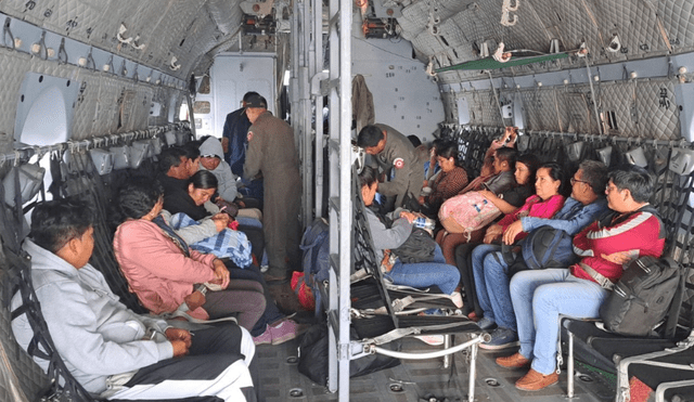 TRASLADO. Padres y alumnos sobrevivientes en avión Spartan. Foto: La República