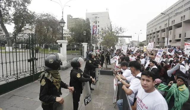 Nueve de cada 10 peruanos reprueba al Congreso y ocho de cada 10 opina a favor de protestas.