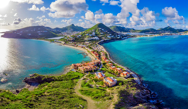 Su selvática naturaleza, espectaculares vistas y un primer nivel de gastronomía son algunas de las atracciones de la isla más pequeña del Caribe. Foto: Red Baron Charters.