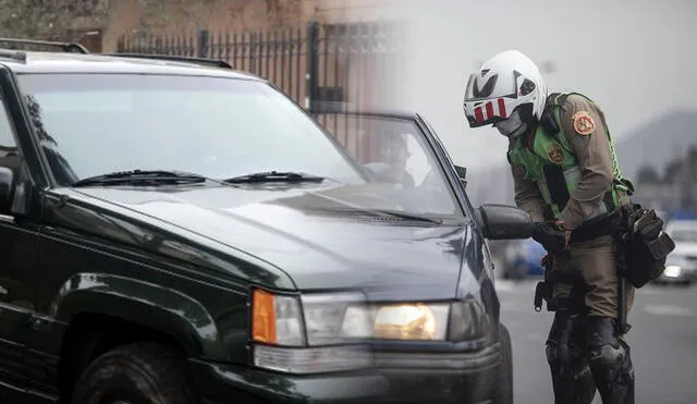 La Policía Nacional del Perú está autorizada a colocar multas a quienes no cuenten con los permisos de sus lunas. Foto: composición LR/difusión/Andina