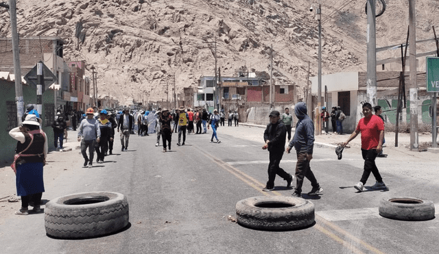 Mineros usan piedras y llantas para impedir que autos avancen por la Panamericana Sur. Foto: Wilder Pari - La República