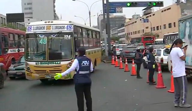 Buses de transporte público fueron desviados hacia el jr. Amazonas. Foto: captura/Canal N