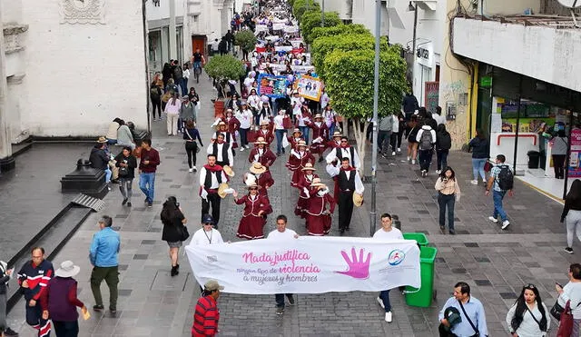 La actividad incluyó danzas y pancartas con mensajes de sensibilización contra la violencia.