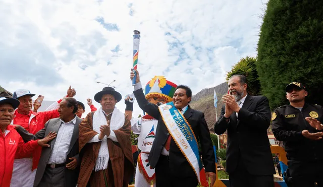 Niños, jóvenes y adultos participaron en este emotivo evento, apoyados por autoridades locales, que caminaron junto a la antorcha.