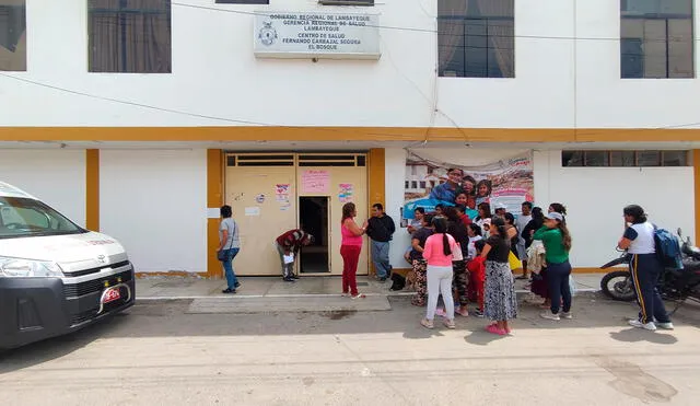 Sus docentes trataron de salvarle la vida, pero llegó cadáver al centro de salud El Bosque, en La Victoria. Foto: Emanuel Moreno/La República