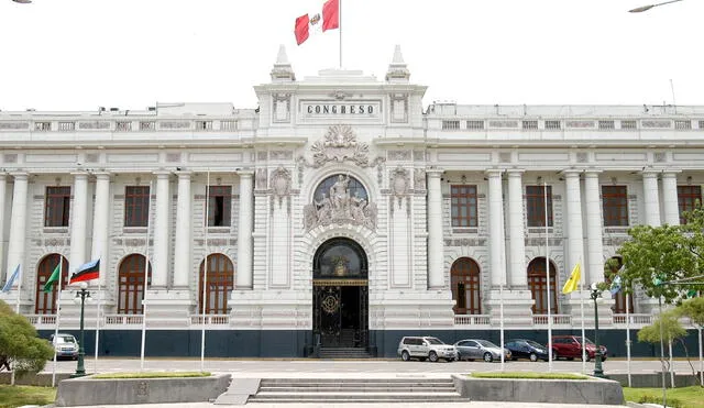 Comisión de Constitución aprobó el dictamen con 17 votos a favor. Foro: Congreso