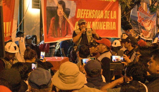 Hace más de una semana que los mineros informales están apostados frente a la sede del Parlamento haciendo oír su amenazante voz. Foto: LR