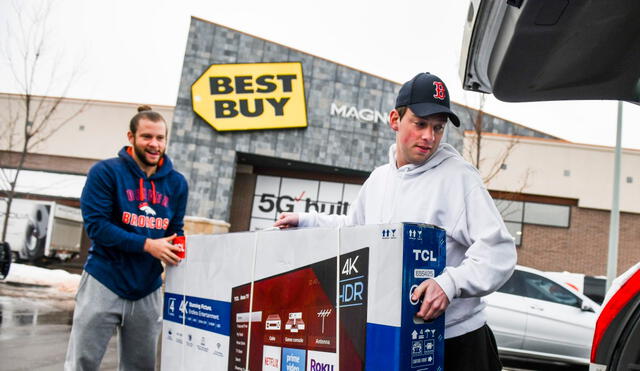 El Black Friday 2024 se aproxima y tiendas como Best Buy, Target y Walmart ya lanzan ofertas anticipadas que destacan descuentos significativos en una variedad de productos. Foto: composición LR/AFP.