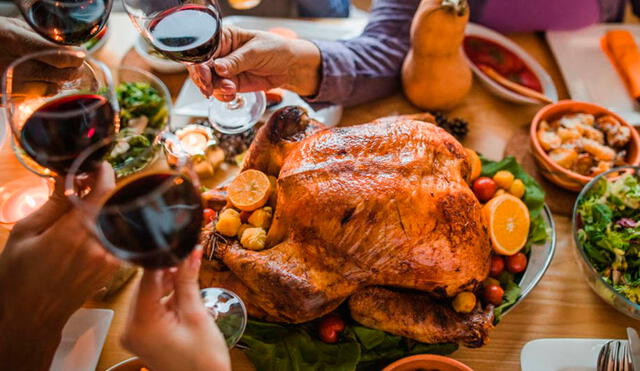 Así que si no deseas cocinar, aprovecha la lista de restaurantes abiertos en Acción de Gracias para disfrutar de una comida rápida y satisfactoria en este día festivo. Foto: composición LR/AFP.