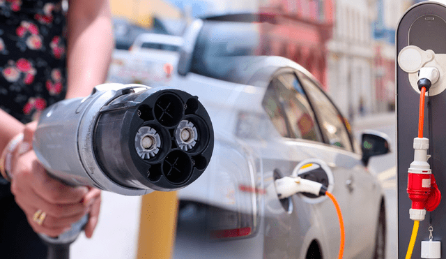 La recarga de autos eléctricos contrasta con los autos tradicionales por usar energías más renovables y ecológicas. Foto: composición LR/difusión/Andina