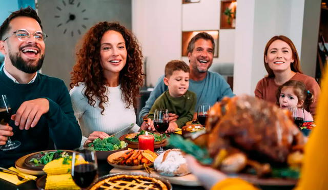 Con el tiempo, el Thanksgiving ha evolucionado en un evento familiar moderno, con comidas tradicionales y nuevas costumbres. Hoy, representa un momento de reflexión y generosidad hacia la comunidad. Foto: composición LR/AFP.