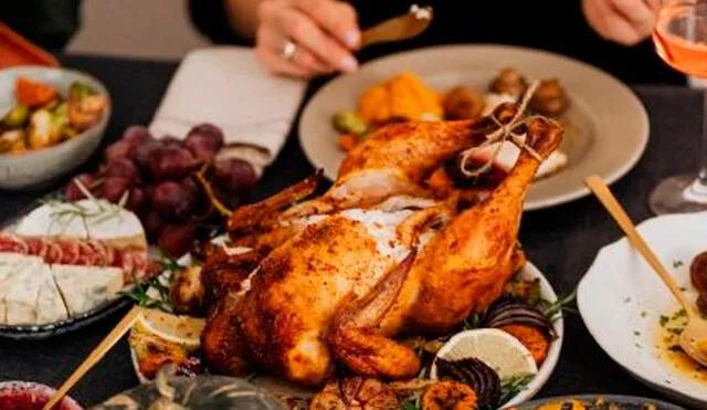 No te preocupes si olvidaste descongelar tu pavo. Cocinar un pavo congelado es posible y seguro siguiendo las pautas del USDA para una celebración de Acción de Gracias exitosa. Foto: composición LR/AFP.