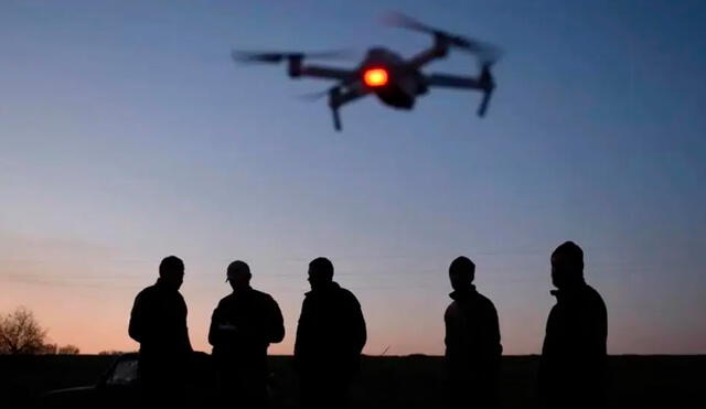 La Fuerza Aérea de EE. UU. ha confirmado el avistamiento de drones no identificados sobre tres bases militares en el Reino Unido, generando preocupación por la seguridad aérea. Foto: composición LR/AFP.