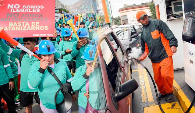 Aumentan precios de GLP en grifos de Arequipa ante escasez de este gas por bloqueo de mineros. Foto: composición LR/La República/Andina