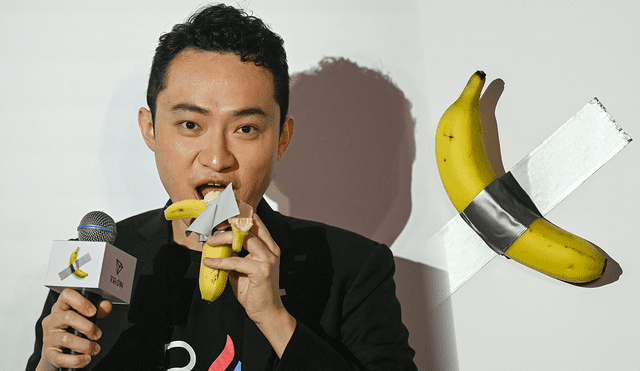 "Justin Sun, el fundador de criptomonedas nacido en China, consume una obra de arte hecha con un plátano fresco adherido a una pared con cinta adhesiva. Foto: AFP