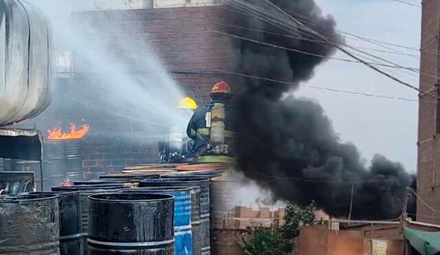 Alrededor de nueve unidades de bomberos atendieron la emergencia y evitaron que las llamas de propaguen/Composición LR/Créditos: Municipalidad de SMP