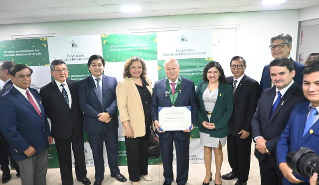 Este galardón reconoce los valiosos aportes del Dr. Briceño en las ciencias de la salud. Fuente: Difusión.