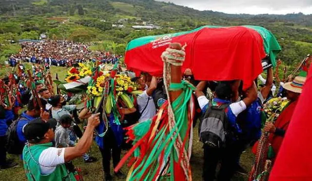 Indígenas colombianos cargan el ataúd de José Albeiro Camayo —asesinado en 2022 por disidentes de las FARC—, líder de la guardia indígena. Foto: AFP