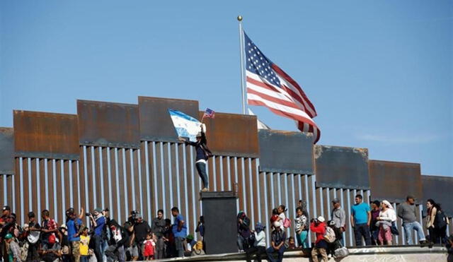 Los inmigrantes en USA deben cumplir con determinadas normativas. Foto: Composición LR/ Diario Constitucional.