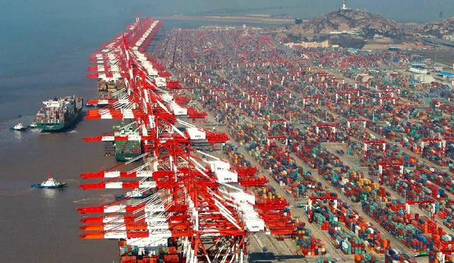 El puerto de Shanghái, el más grande y conectado del mundo, maneja más de 40 millones de TEUs anuales, siendo clave en el transporte marítimo y comercio exterior de China. Foto: Mundo Marítimo