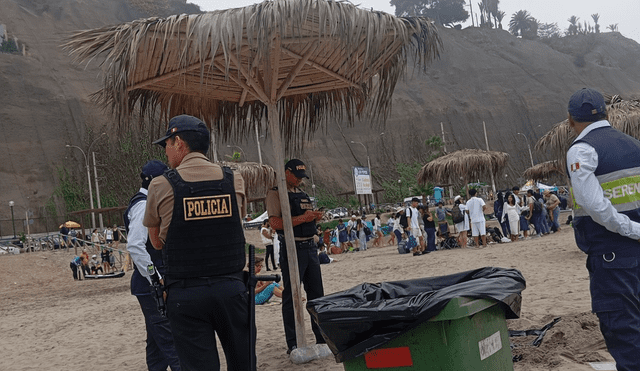 Agentes de la PNP llegaron al lugar para acordonar la zona para la tranquilidad de los bañistas. Foto: Difusión