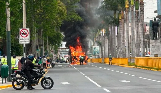 Cabina de la furgoneta se prendió en llamas y generó densa humareda. Foto: La República