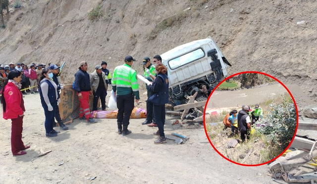 El accidente de tránsito se produjo en la vía Cusco - Paucartambo y dejó dos personas sin vida. Foto: PNP