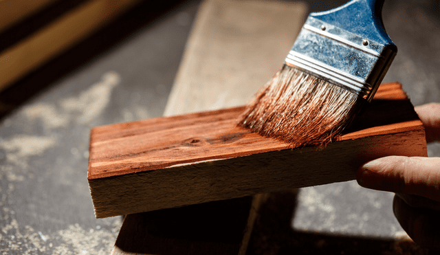 Usualmente, los químicos para recubrir madera son derivados del petróleo. Foto: Freepik