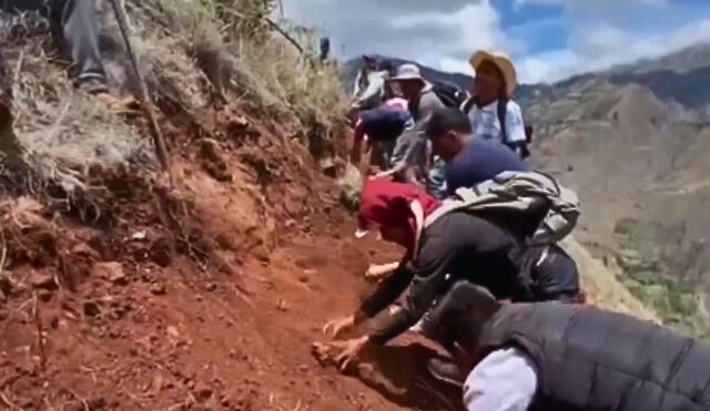 Residentes de Huánuco trabajan de manera autogestionada en la construcción de una carretera que conectará el cerro Huachuamachay con la región. Foto: captura Canal N