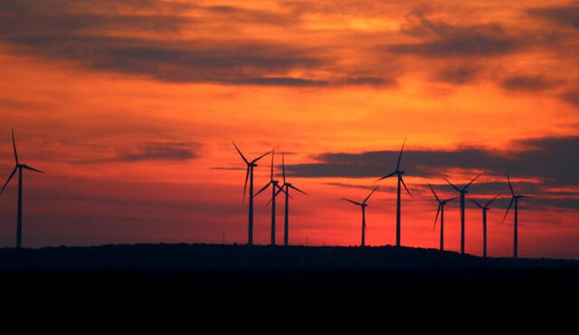 A sus 37 años, trabaja en Vestas, combinando habilidades técnicas en hidráulica y sistemas eléctricos, disfrutando de libertad y vistas panorámicas desde más de noventa metros de altura. Foto: Share America