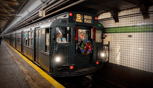 Viaja en el tiempo con los "Holiday Nostalgia Rides" de la MTA este diciembre. Disfruta de los trenes históricos en la ciudad de Nueva York, con decoraciones y luces navideñas, todo de manera gratuita. Foto: Secret NYC