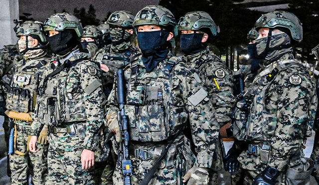 Durante su implementación, las decisiones del gobierno suelen estar sujetas a las autoridades militares. Foto: AFP.