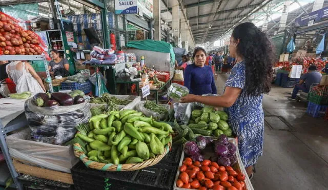 Los precios de cuatro productos alimenticios y un servicio lideraron la variación de la inflación mensual de noviembre. Foto: Andina