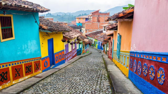 En la región Embalses de Antioquia se asoma una joya visible, única e imponente: el pueblo de Guatapé. Foto: Kayak.