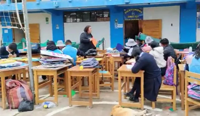 Estudiantes recibieron clases en patio. Foto: Correo