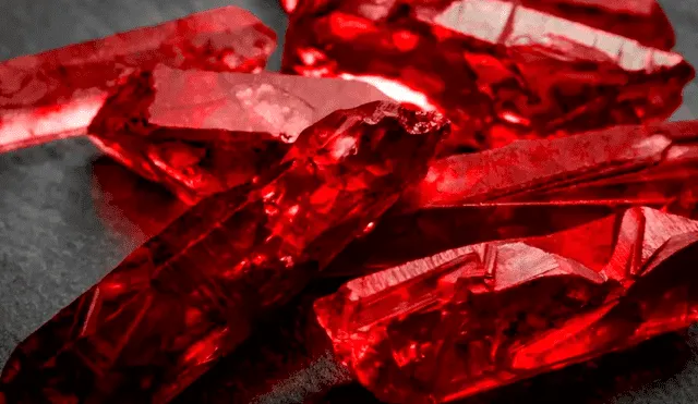 Existen diamantes rosas y negros, pero el proceso de su formación y su raro color escarlata hacen que sean especialmente únicos y valiosos. Foto: Expansión.