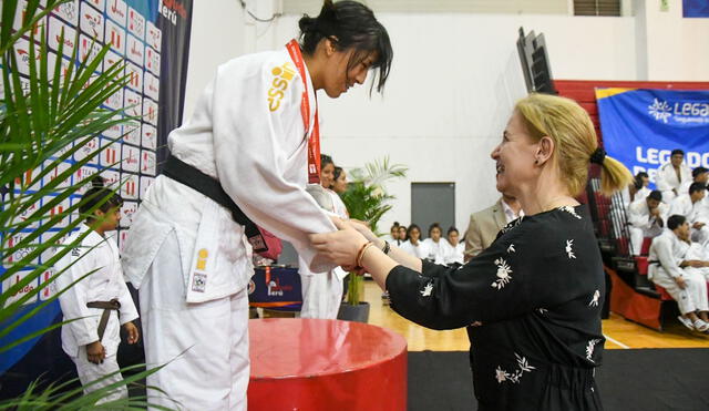 Presidenta de la Federación Deportiva Peruana de Judo, María Martínez, premiando a los ganadores