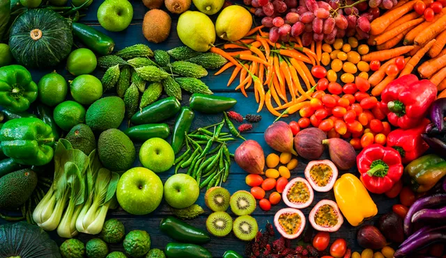 El elevado aporte de vitaminas y minerales en las frutas y verduras fortalece el sistema inmunológico, ayudando a mantener un nivel adecuado de defensas. Foto: Blog Aepla.