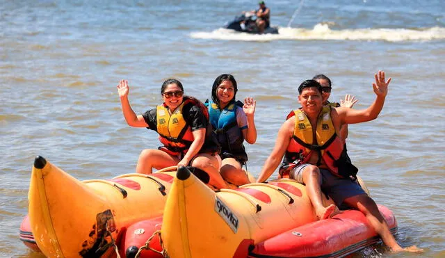 Trabajadores peruanos disfrutando del día no laborable en el río. Foto: Andina.