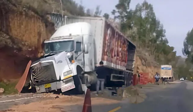 Despiste de tráiler en la Carretera Central. Foto: Facebook Luis Basaldua