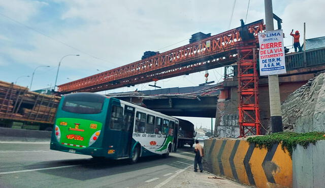 Puente Ricardo Palma sufrió hasta 5 choques de vehículos de carga pesada en los últimos meses. Foto: Cristina Gálvez/La República