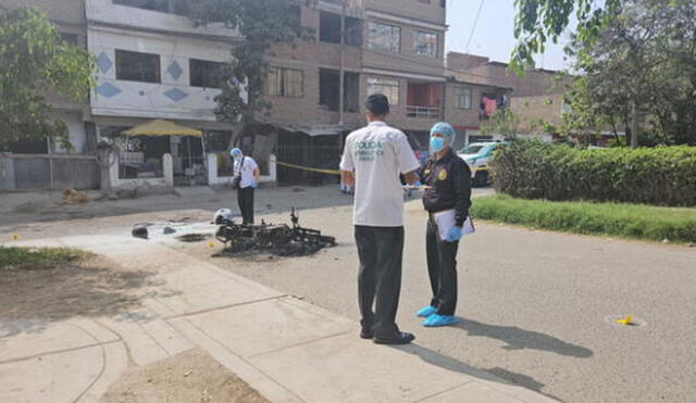 Restos. Así terminó la moto del presunto sicario, quien murió camino al hospital de SJL. Foto: La República