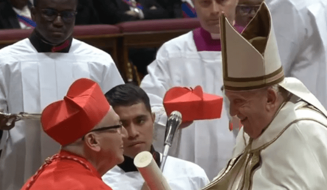 El papa Francisco inviste a Carlos Castillo como nuevo cardenal del Perú. Foto: Captura