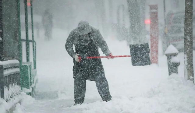 Los quitanieves desempeñan un papel crucial para mantener las calles y aceras transitables después de una fuerte nevada. Foto: Telemundo