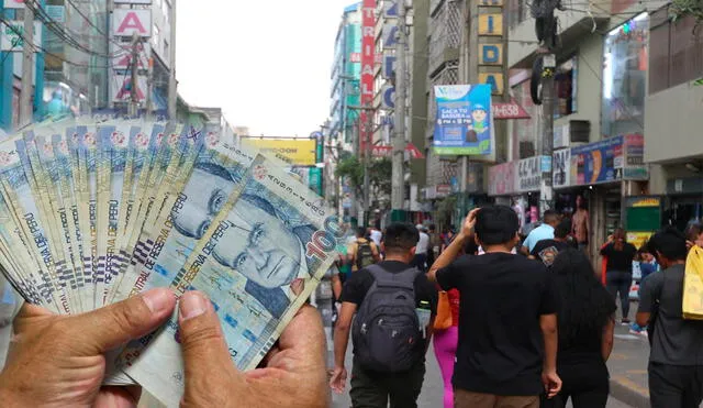 Trabajadores yendo a hacer compras luego de recibir su gratificación. Foto: Composición LR/Andina.