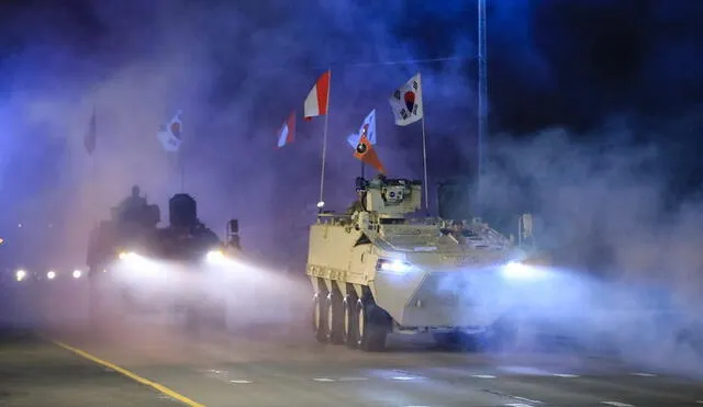 Tres ejemplares del blindado surcoreano K808 White Tiger desfilaron en el "Pentagonito" por el Día del Ejército, el viernes 6 de diciembre por la noche. Foto: Ministerio de Defensa.