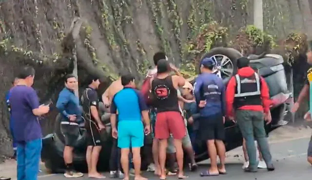 Algunas personas se acercaron para auxiliar al conductor de la camioneta volcada. Foto: captura/Canal N