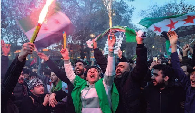 CELEBRACIÓN. Multitudes de sirios expresaron su júbilo en calles y plazas por la caída del dictador, tras dos semanas de ofensiva relámpago de los rebeldes.  (Foto: AFP)