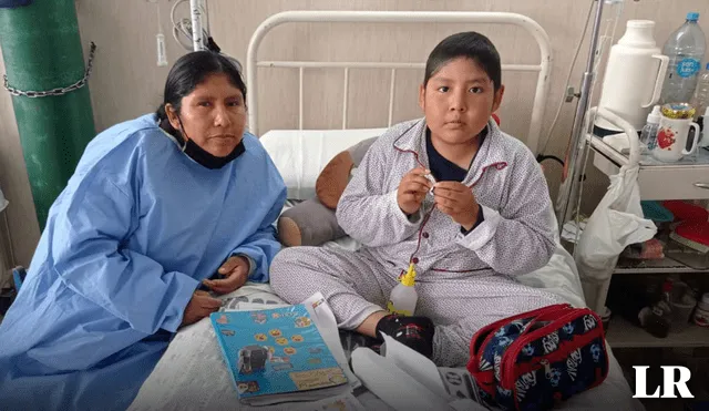 Lazos. Angélica Ccasa y su hijo Edy. Ella acompaña sus días en el hospital regional del Cusco donde recibe clases escolares y soporte emocional. Foto: composición LR